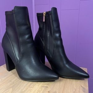 Qupid 8.5 black booties